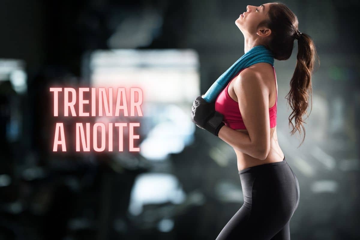 Você prefere treinar à noite? Será que é melhor jantar antes ou depois do treino? Descubra agora 1 mulher sozinha para treinar a noite
