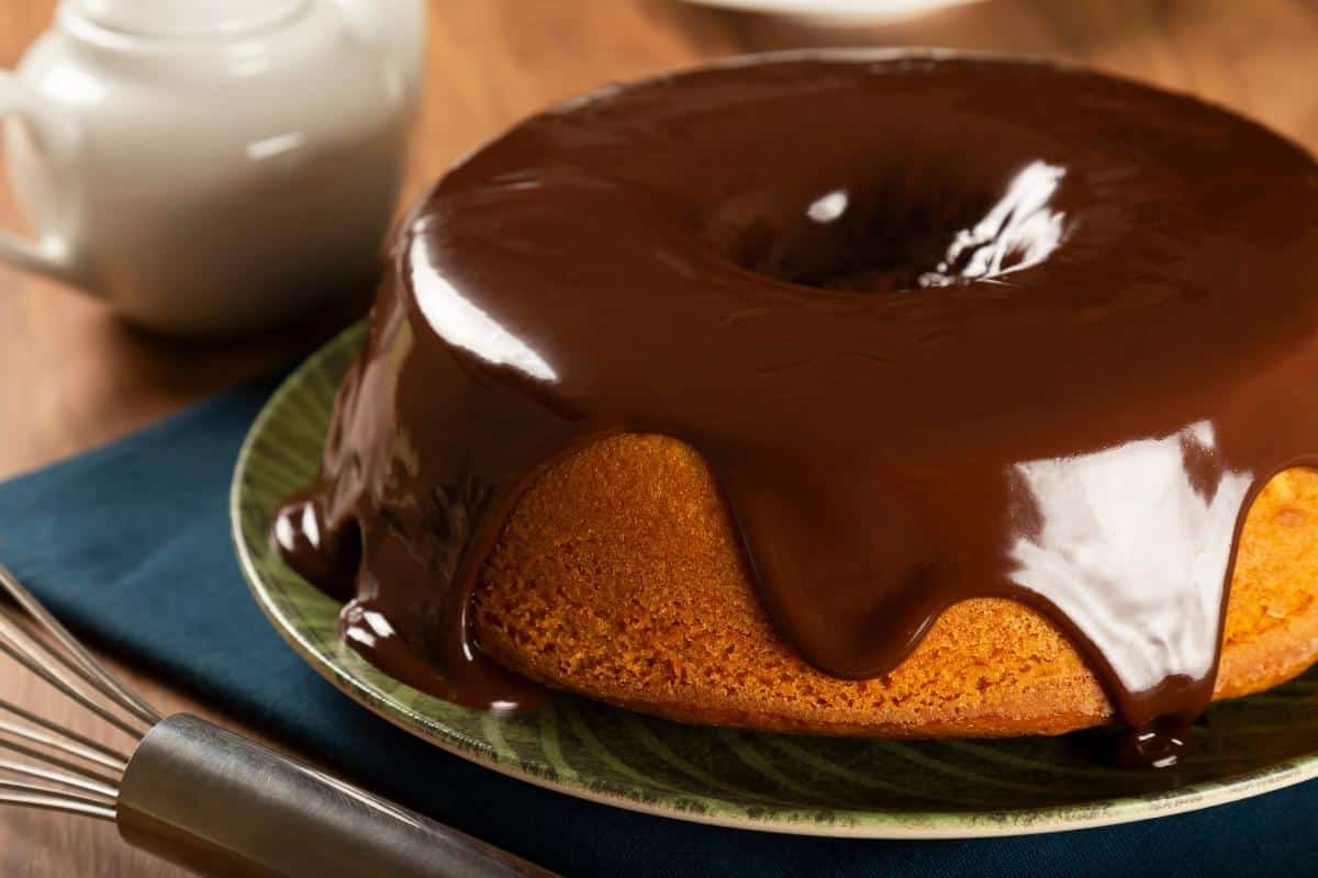 Bolo saudável de cenoura com cobertura: impossível comer um pedaço só! 1 Bolo saudável de cenoura com cobertura desenformado