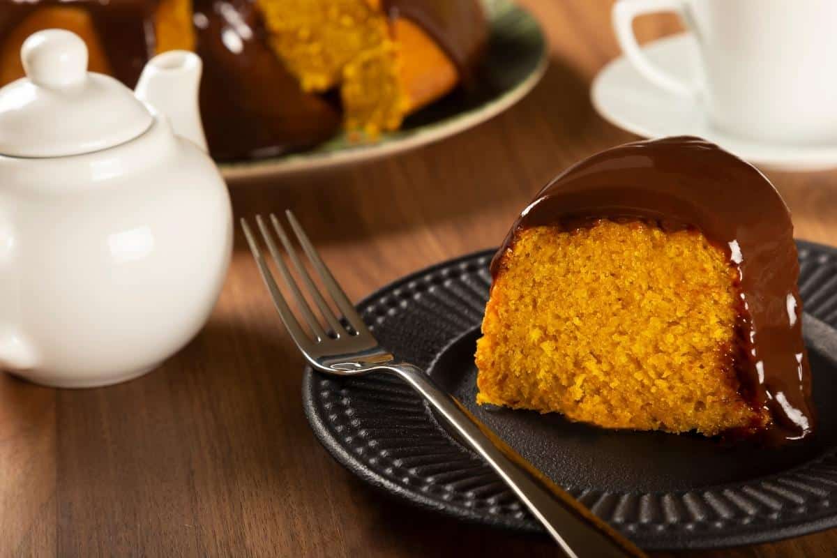 Bolo saudável de cenoura com cobertura: impossível comer um pedaço só! 2 pedaço de bolo saudável de cenoura com cobertura
