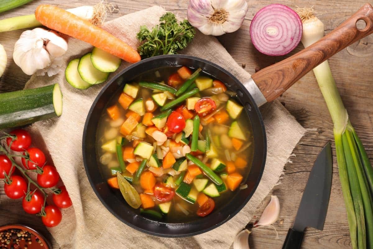 Caldo de legumes saudável: confira 2 opções para preparar em casa e deixar a refeição mais saborosa 2 panela com caldo de legumes saudável