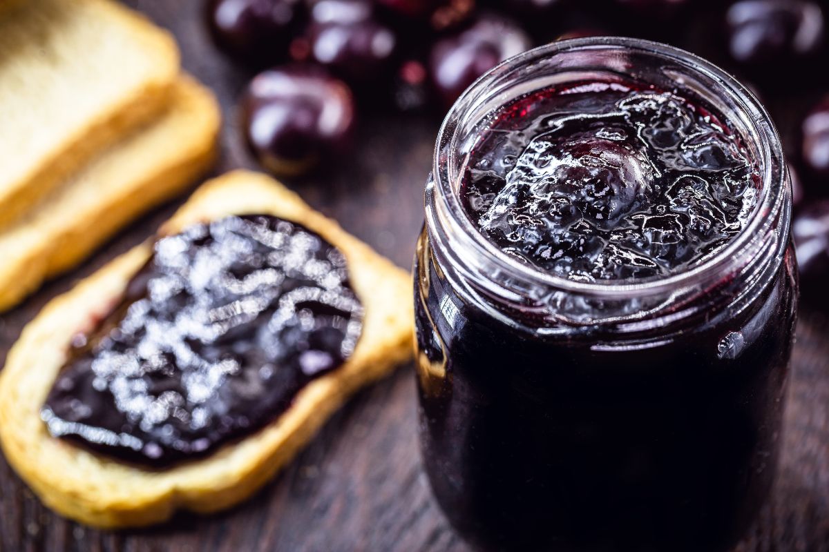 Faça geleia de jabuticaba com pouco carboidrato e descubra sabor inesquecível 1 Geleia de jabuticaba no pote