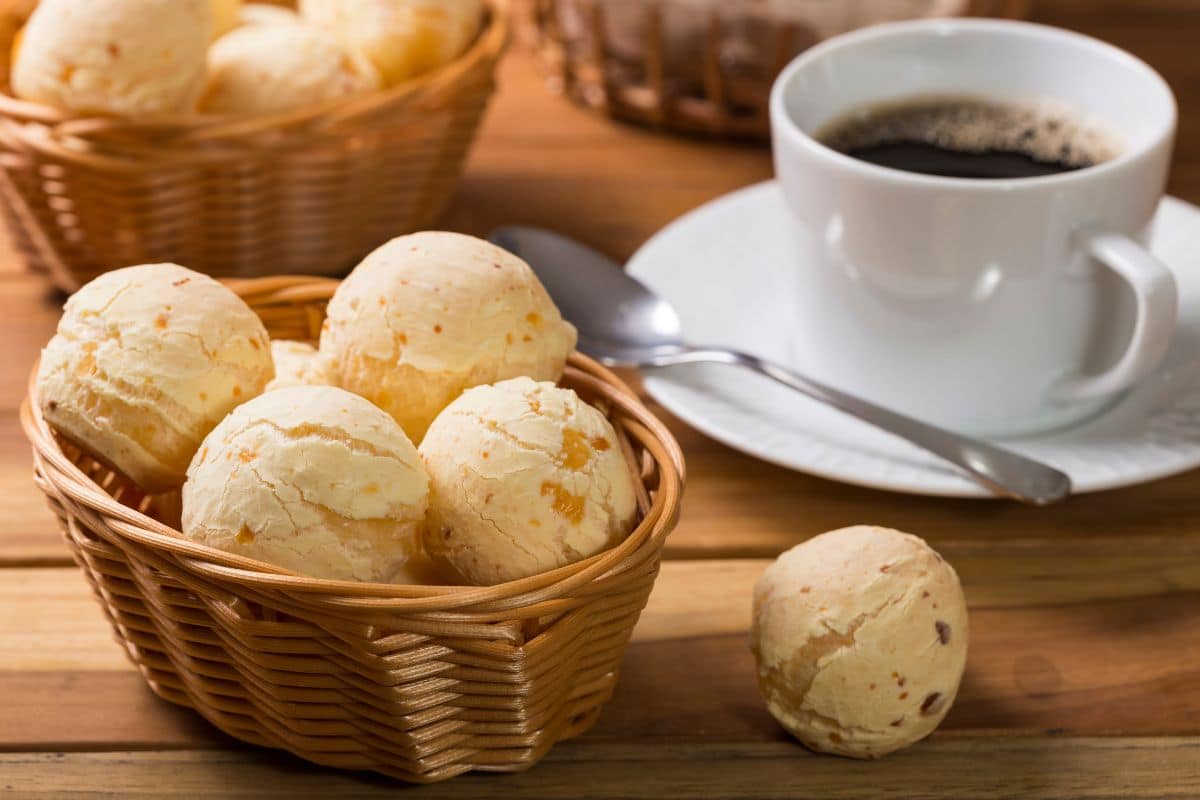 Pão de queijo com tapioca; não adie o prazer de comer essa delícia super saudável 1 Pão de queijo com tapioca com café