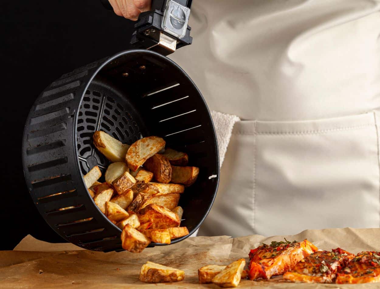 Conheça 05 alimentos que ficam mais saudáveis quando preparados na air fryer 1 batata na air fryer