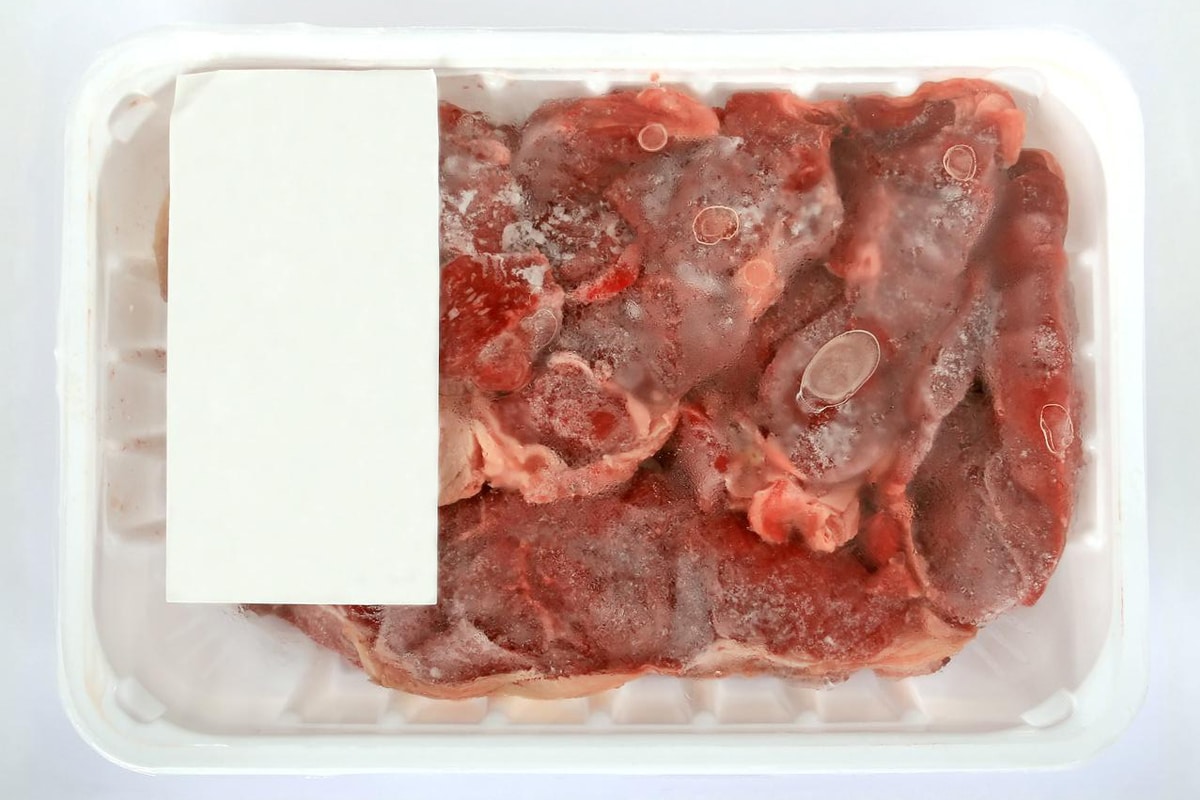 Carne descongelada pode ser congelada novamente? Confira e se livre dos perigos 2 Carne descongelada fora da geladeira