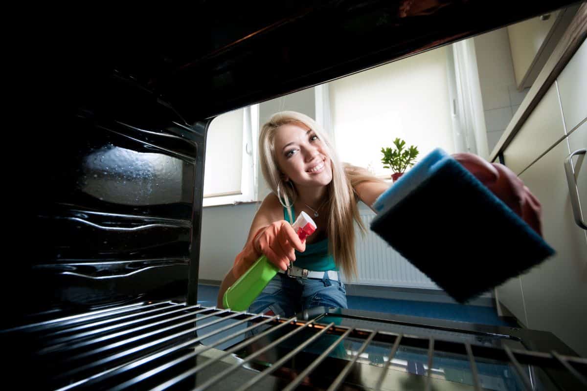 Conheça 03 produtos seguros e eficientes para limpar o forno sem esforço 1 limpar o forno com produtos caseiros