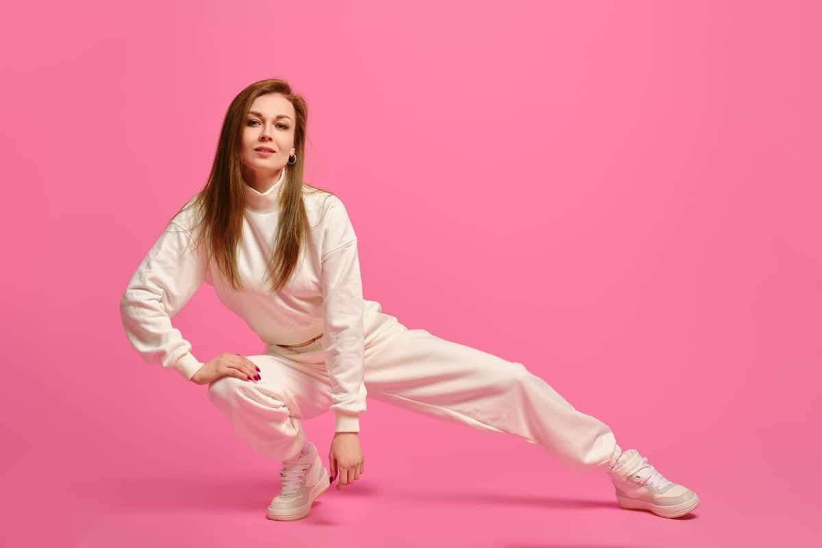 Look de trabalho com tênis confortável sem perder a elegância 1 modelo com look de trabalho com tênis