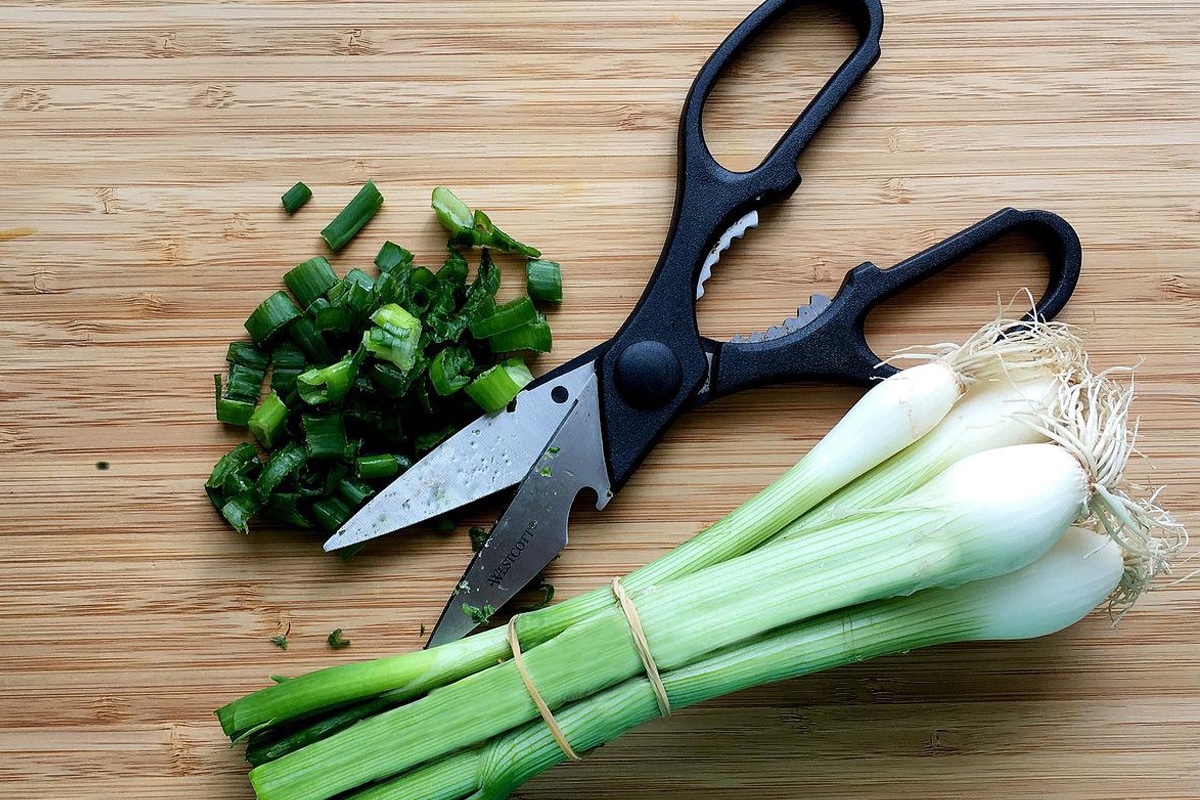 O que não fazer com a tesoura na hora de manusear alimentos? Evite erros grosseiros 1 O que não fazer com a tesoura na hora de manusear alimentos;