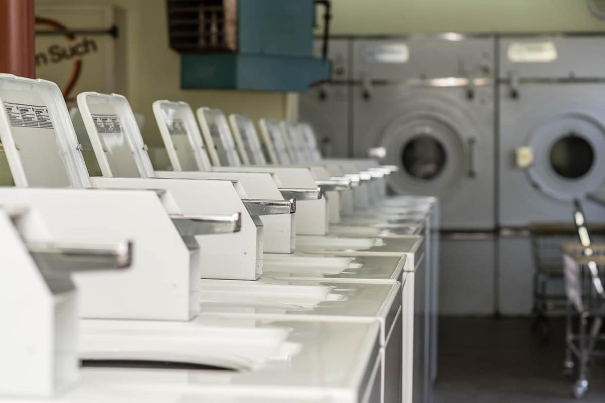É seguro utilizar máquina de lavar roupas coletiva? Saiba os prós e contra dessa prática 1 espaço com máquina de lavar roupas