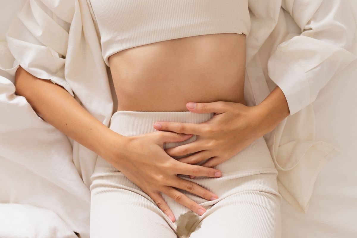 Menstruação marrom é normal? Veja o que significa a menstruação em borra de café 1 mulher com menstruação marrom