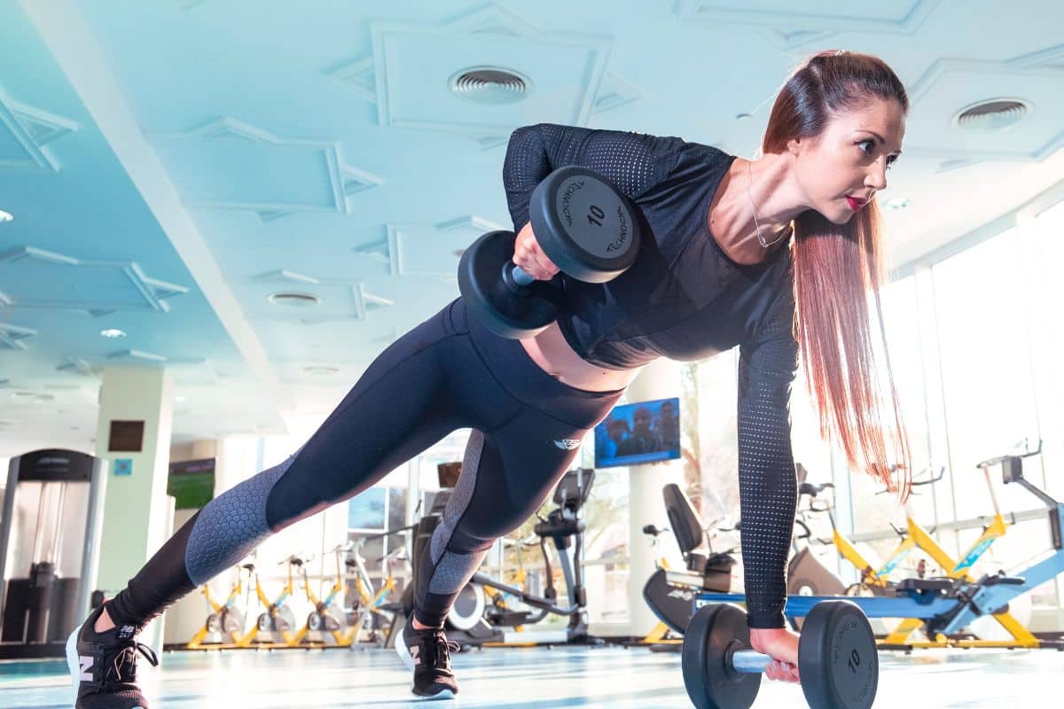 Jamais pratique musculação com cabelo solto; entenda o motivo e NÃO se arrisque 1 mulher fazendo musculação com cabelo solto