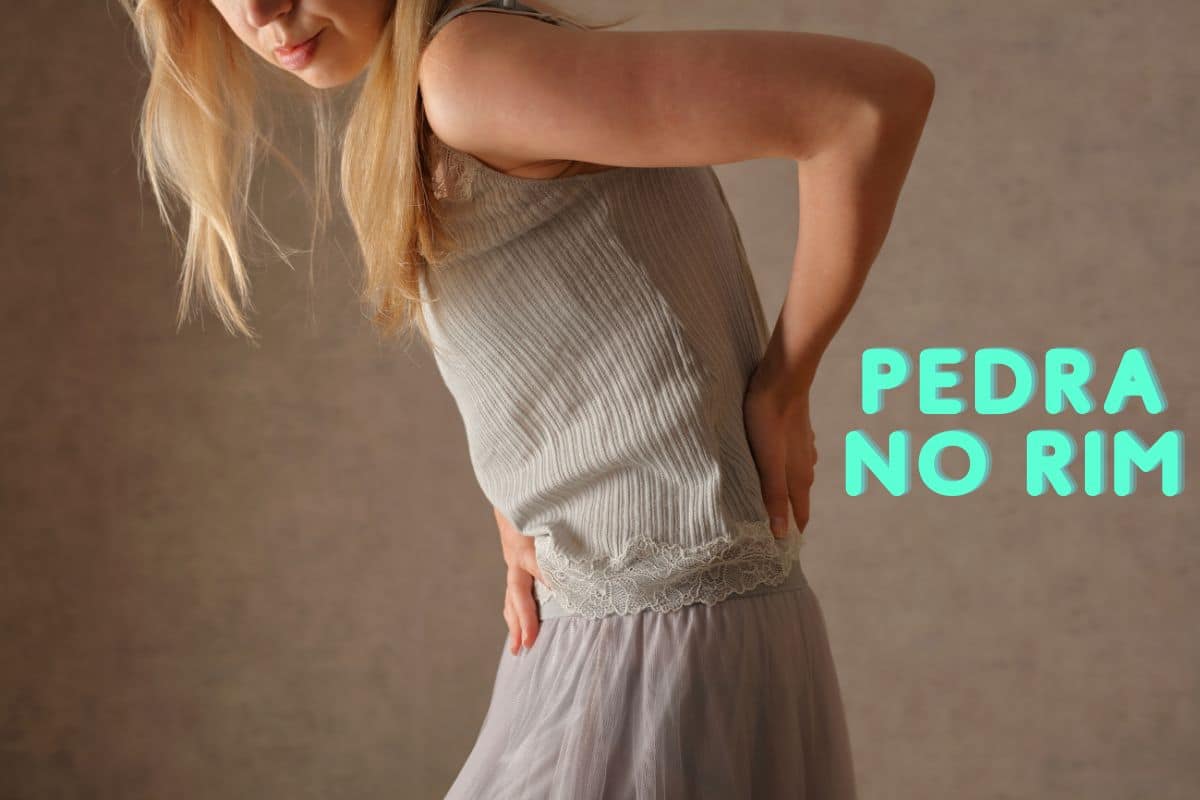 Pedra no rim: o que causa e onde dói o cálculo renal? Veja como prevenir 1 pedra no rim pessoa com mão nas costas