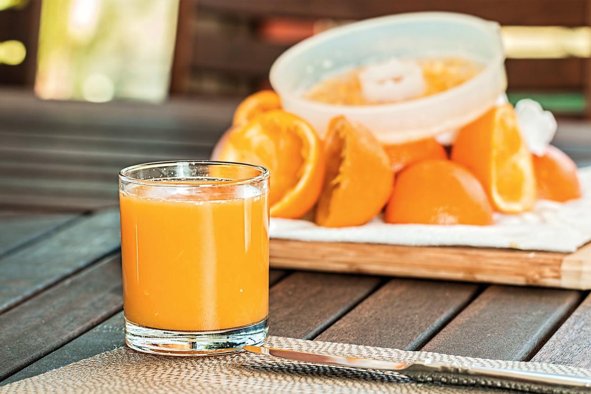 Quanto tempo dura o suco de laranja depois de pronto? Como armazenar? 1 Em quanto tempo devo consumir um suco de laranja depois de pronto?