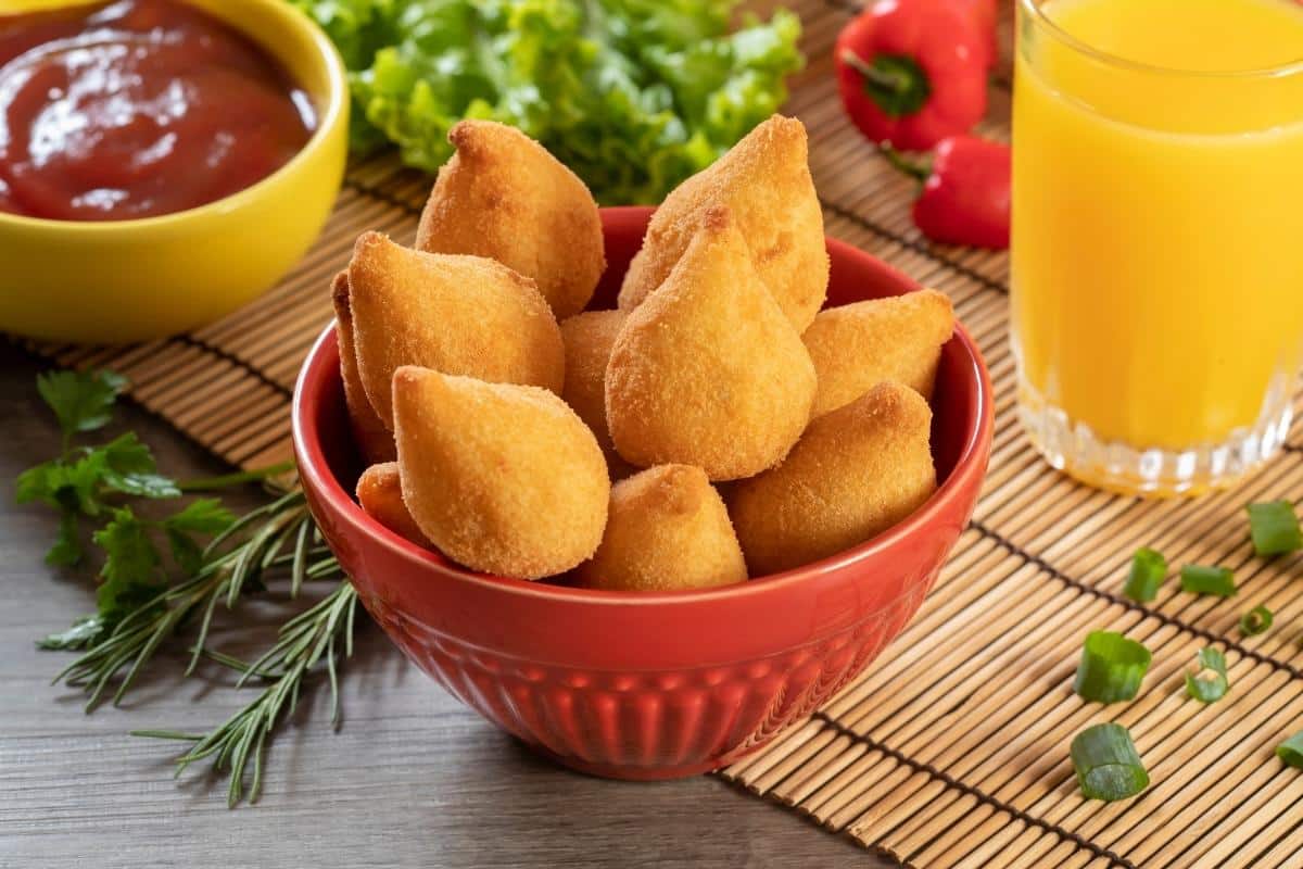 Coxinha assada com batata doce: petisco delicioso, fácil de fazer e mais leve que o tradicional 2 Coxinha assada com batata doce: um salgadinho irresistível, fácil de fazer e mais leve que o tradicional
