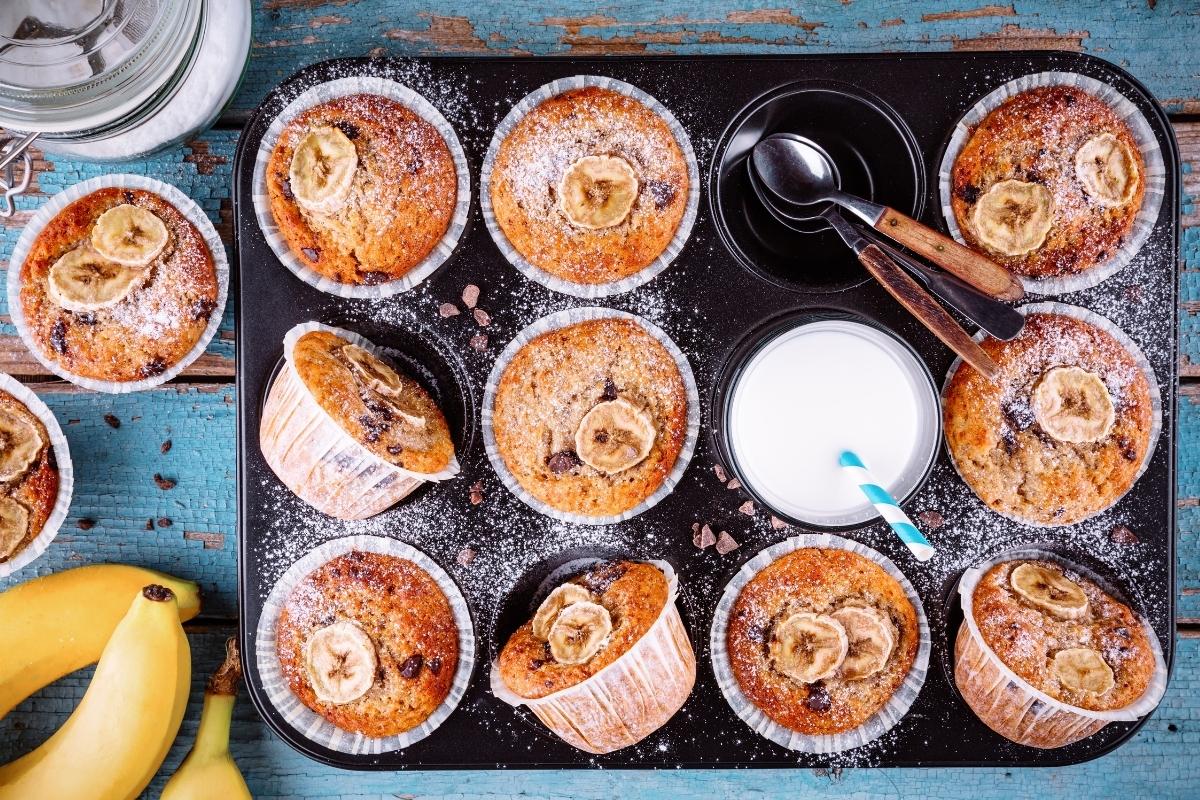 Muffin de banana com chocolate: aprenda a fazer um bolinho macio e perfeito para o lanche 2 Muffin de banana com chocolate: aprenda a fazer um bolinho macio e saboroso perfeito para o lanche