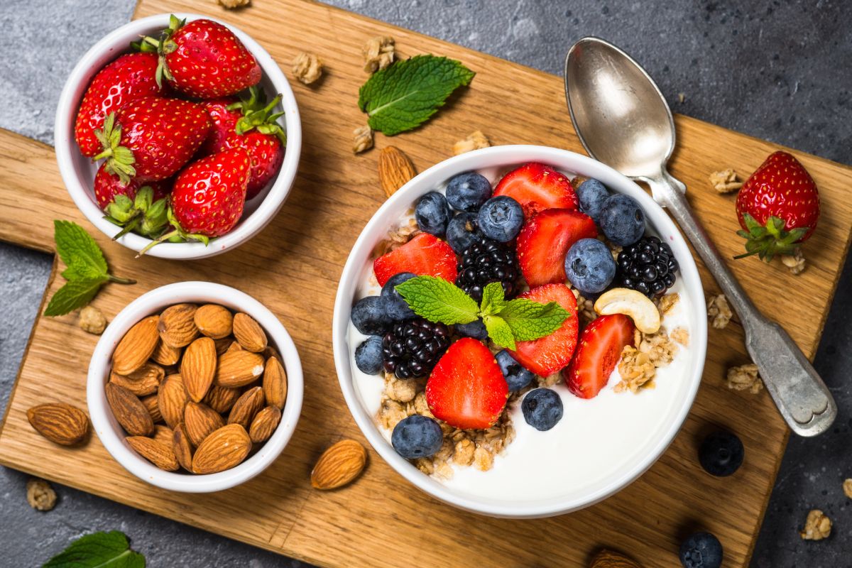 15 alimentos que dão mais energia e disposição; veja lista com as melhores opções 2 morangos e iogurte alimentos que dão energia