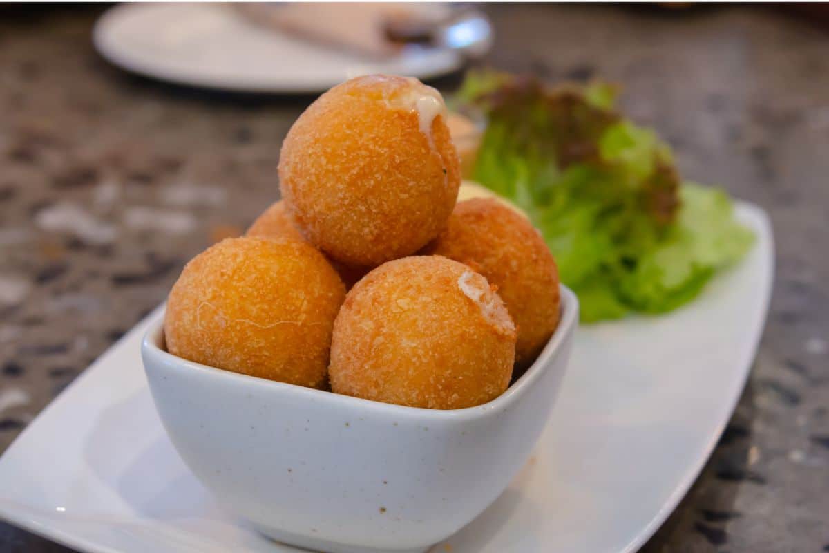 Bolinho de queijo sem glúten assado na Air Fryer: faça esse lanche delicioso e sem gordura 2 bol com bolinho de queijo assado