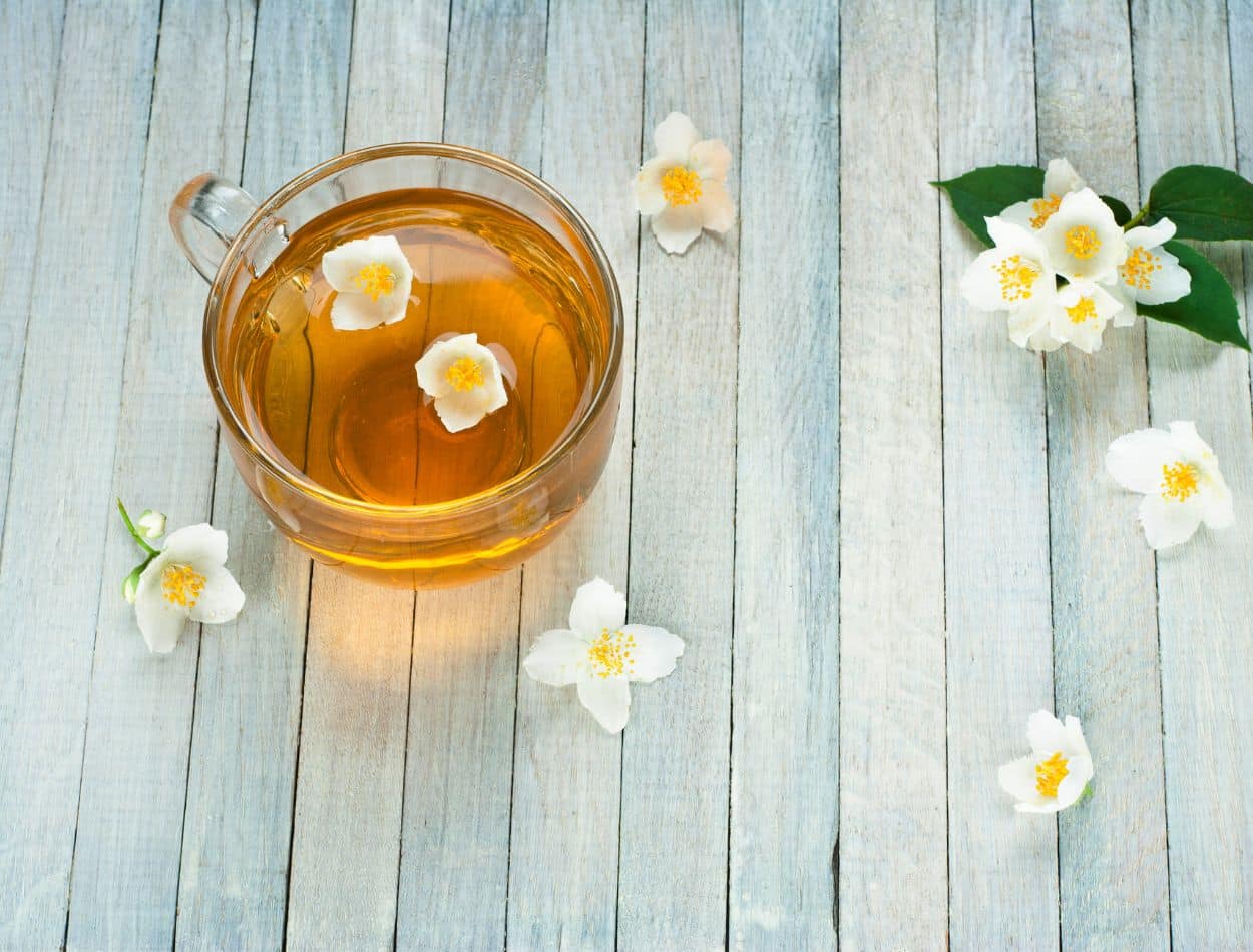 Chá de chapéu-de-couro promove um detox natural; aprenda sobre ele 1 Chá com flores de chapéu de couro