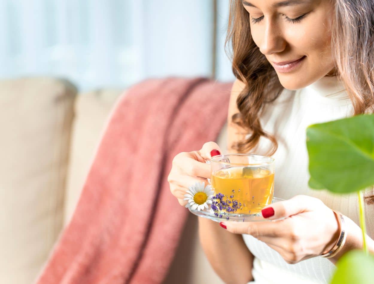 Chás caseiros para aliviar cólicas menstruais: conheça 03 opções que são pá pum! 1 Chá caseiro de camomila e lavanda