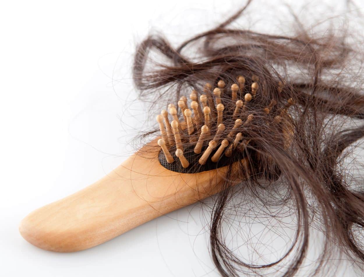 Corte químico: por que essa agressão ocorre nos cabelos e como evitá-la? 1 Queda de cabelo resultado de corte químico