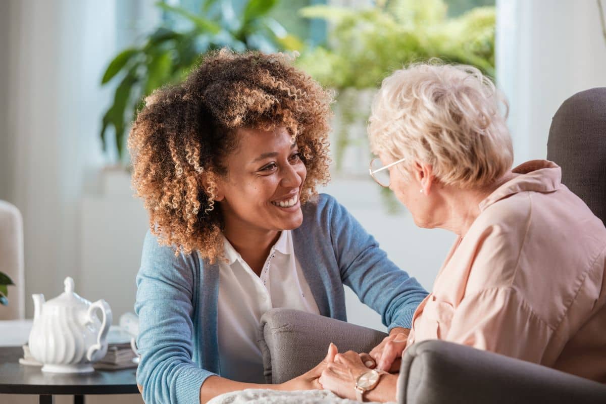 10 dicas para cuidar de parentes idosos com segurança e evitar danos à saúde 1 cuidar de parentes idosos em casa