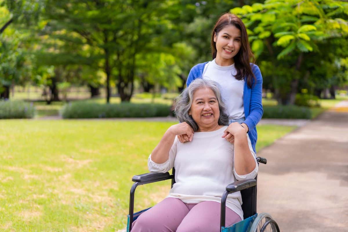 10 dicas para cuidar de parentes idosos com segurança e evitar danos à saúde 2 cuidar de parentes idosos cadeirantes