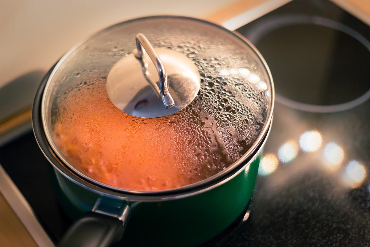 Quais são os perigos de deixar comida em cima do fogão? Entenda agora 1 Alimentos em cima do fogão com risco de contaminação