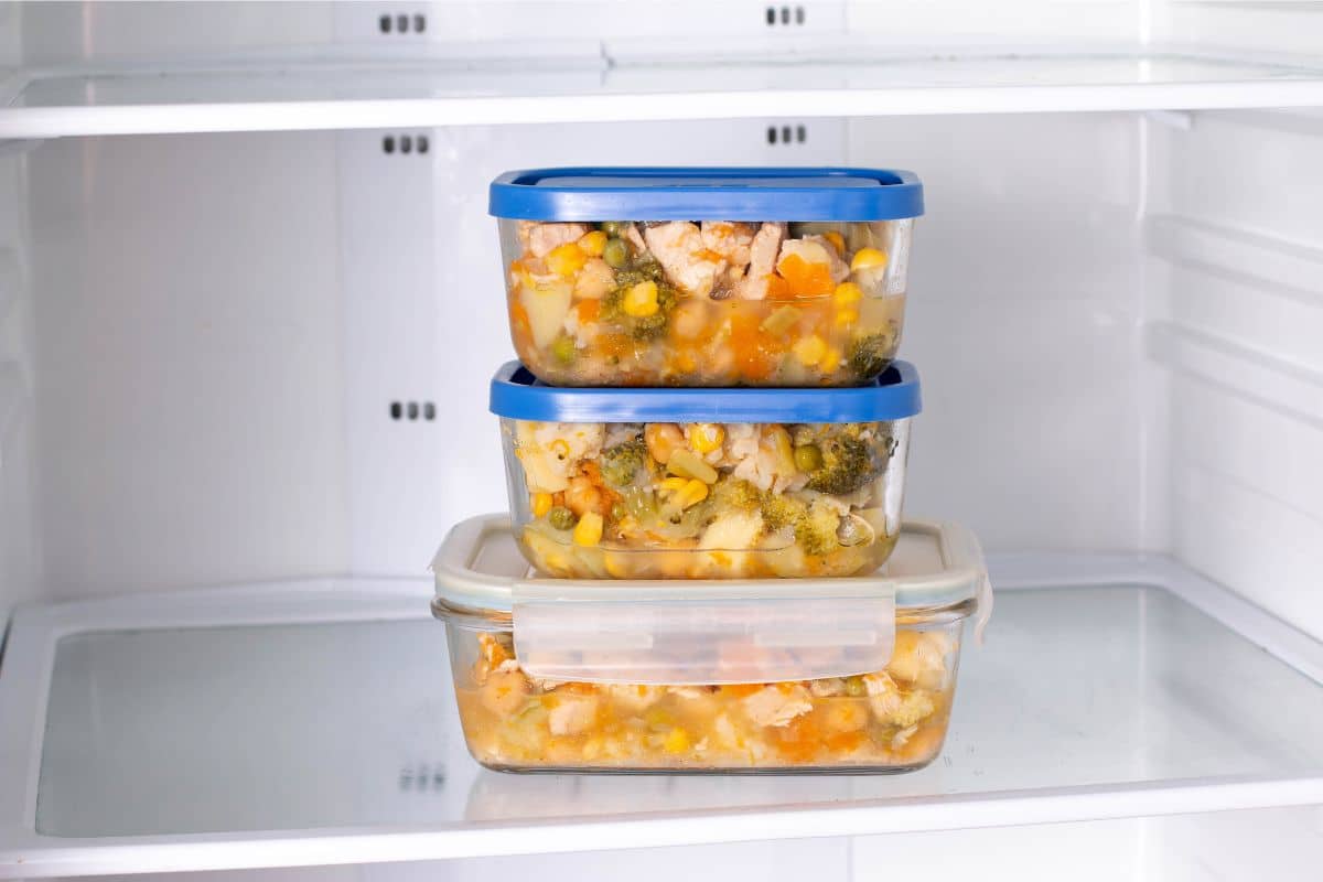 Devo esperar o alimento esfriar ou guardá-lo quente na geladeira? Desvende esse mistério com o SaúdeLAB 2 esperar o alimento esfriar em potes