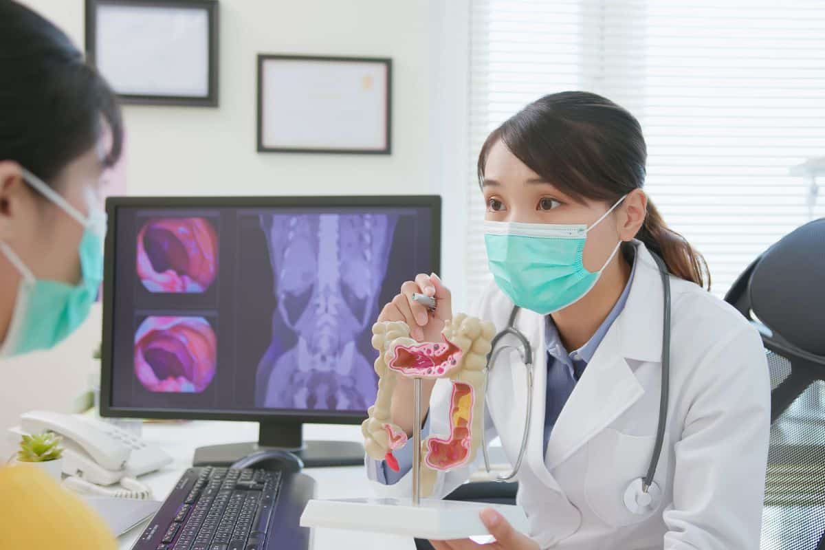 Para que serve o exame de colonoscopia? Conheça os detalhes e sua importância 1 médica explicando sobre exame de colonoscopia