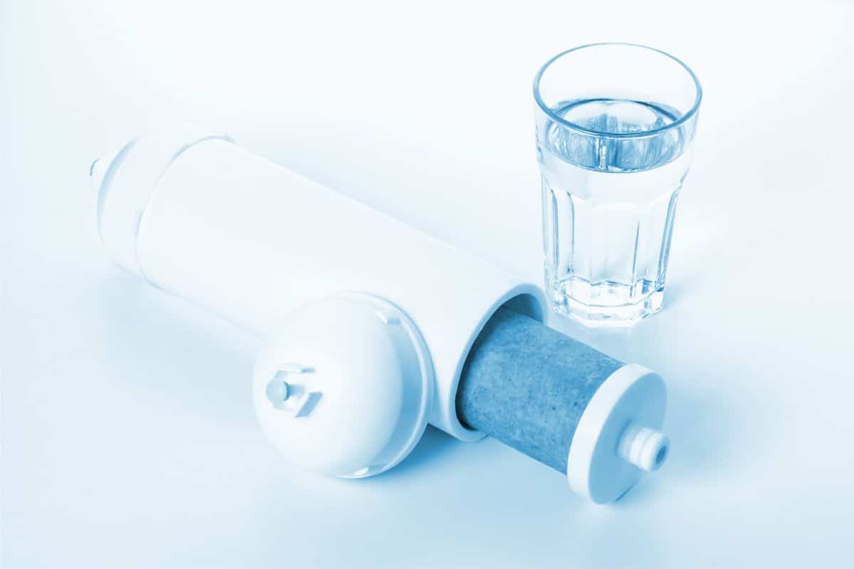 Como higienizar filtro de água e evitar proliferação de microrganismos? Aprenda com o SaúdeLab 1 velas de filtro e copo com água