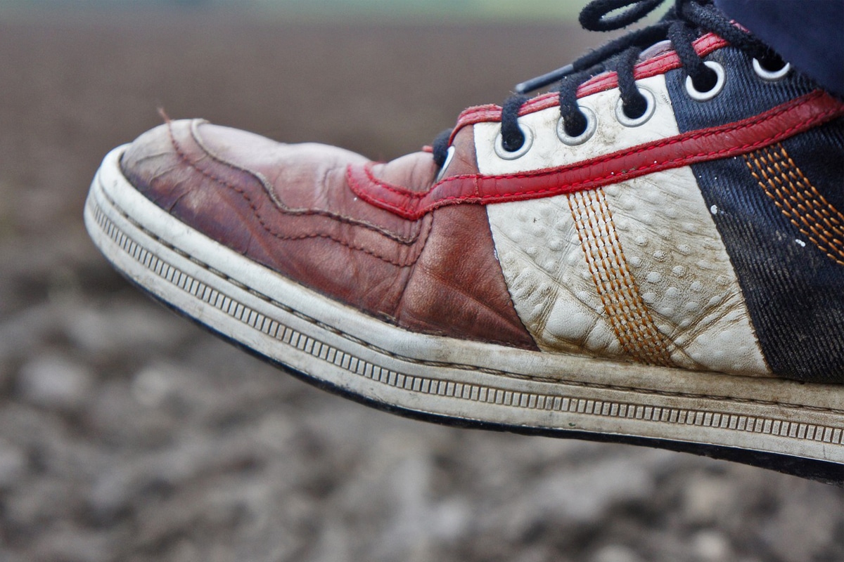 Como fazer para higienizar os sapatos contaminados? Elimine a sujeira em 3 passos 1 Como fazer para higienizar os sapatos ao chegar da rua?