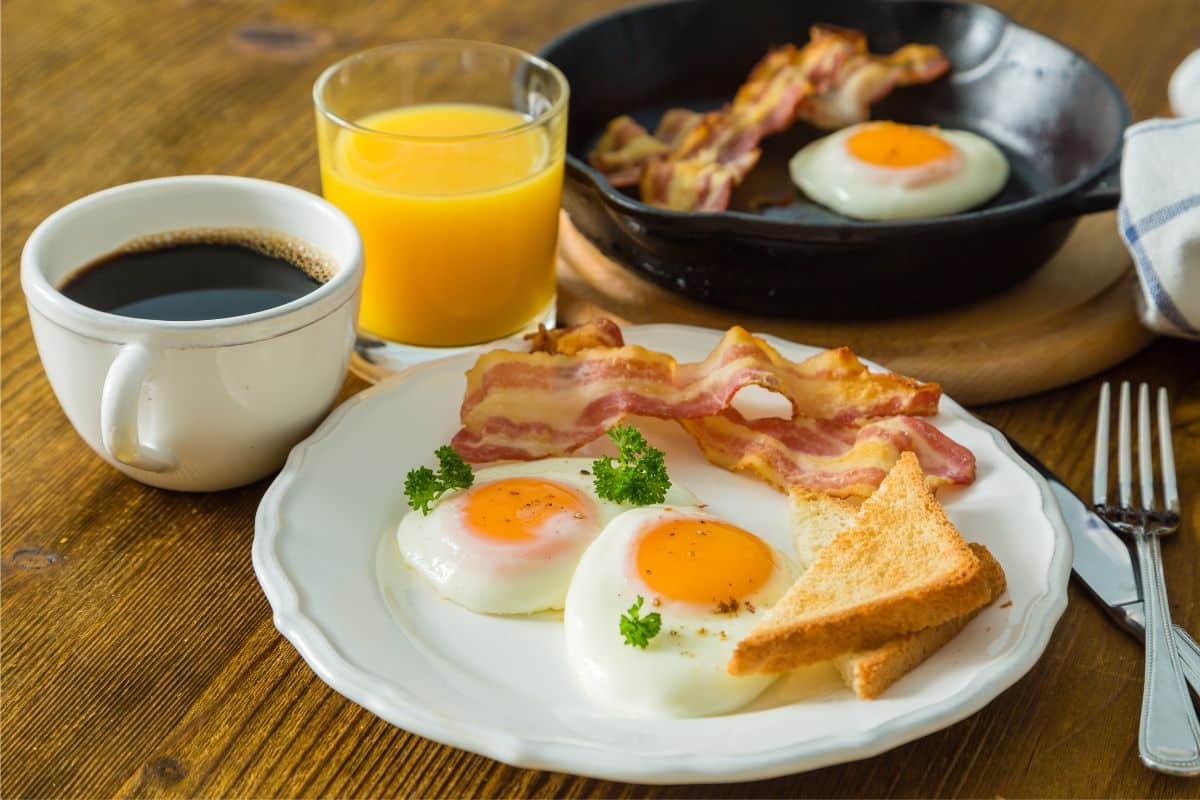 03 maneiras fáceis de preparar ovos para variar no café da manhã 1 maneiras fáceis de preparar ovos com bacon