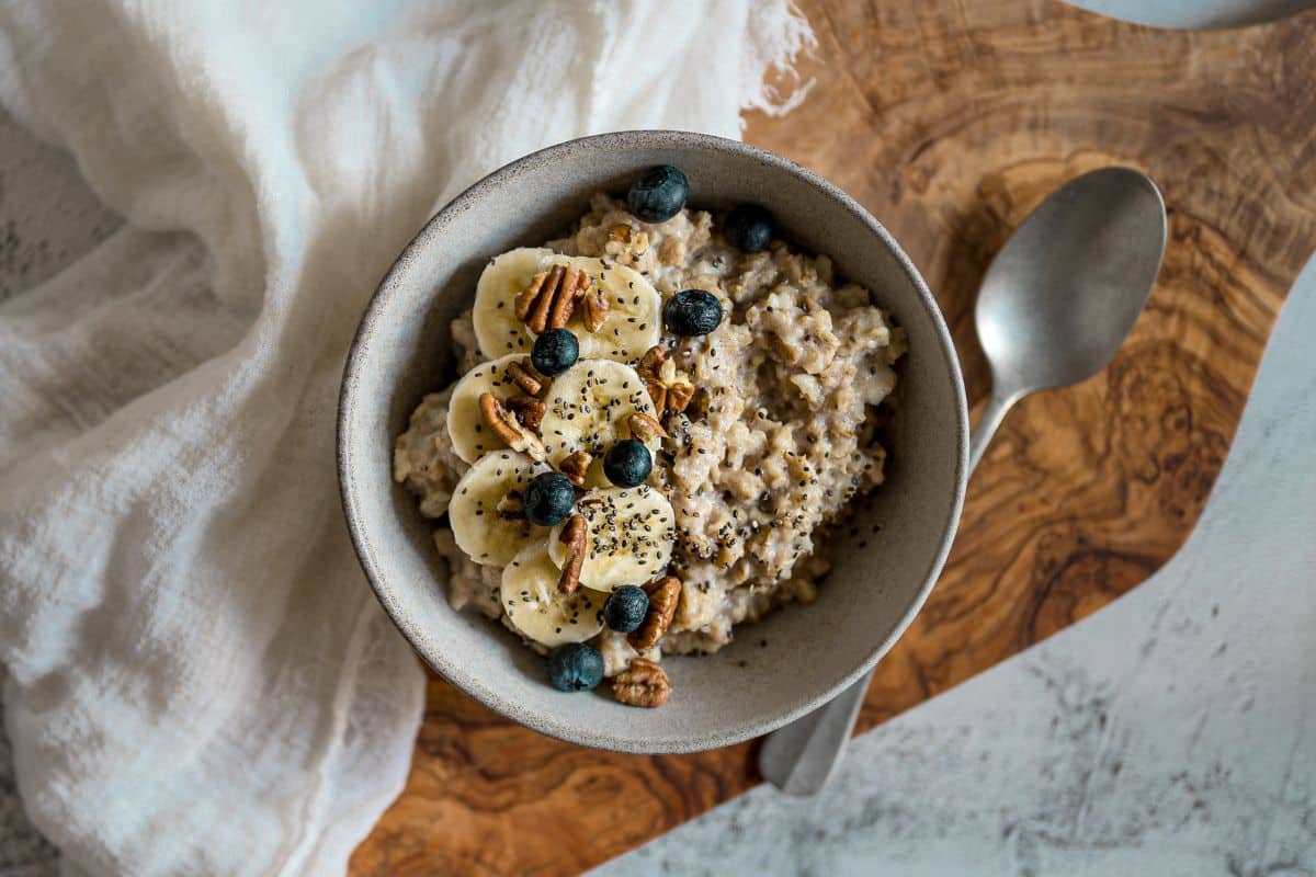 03 opções de mingau de aveia proteico que dão muita saciedade; faça hoje mesmo! 2 mingau de aveia proteico com banana por cima