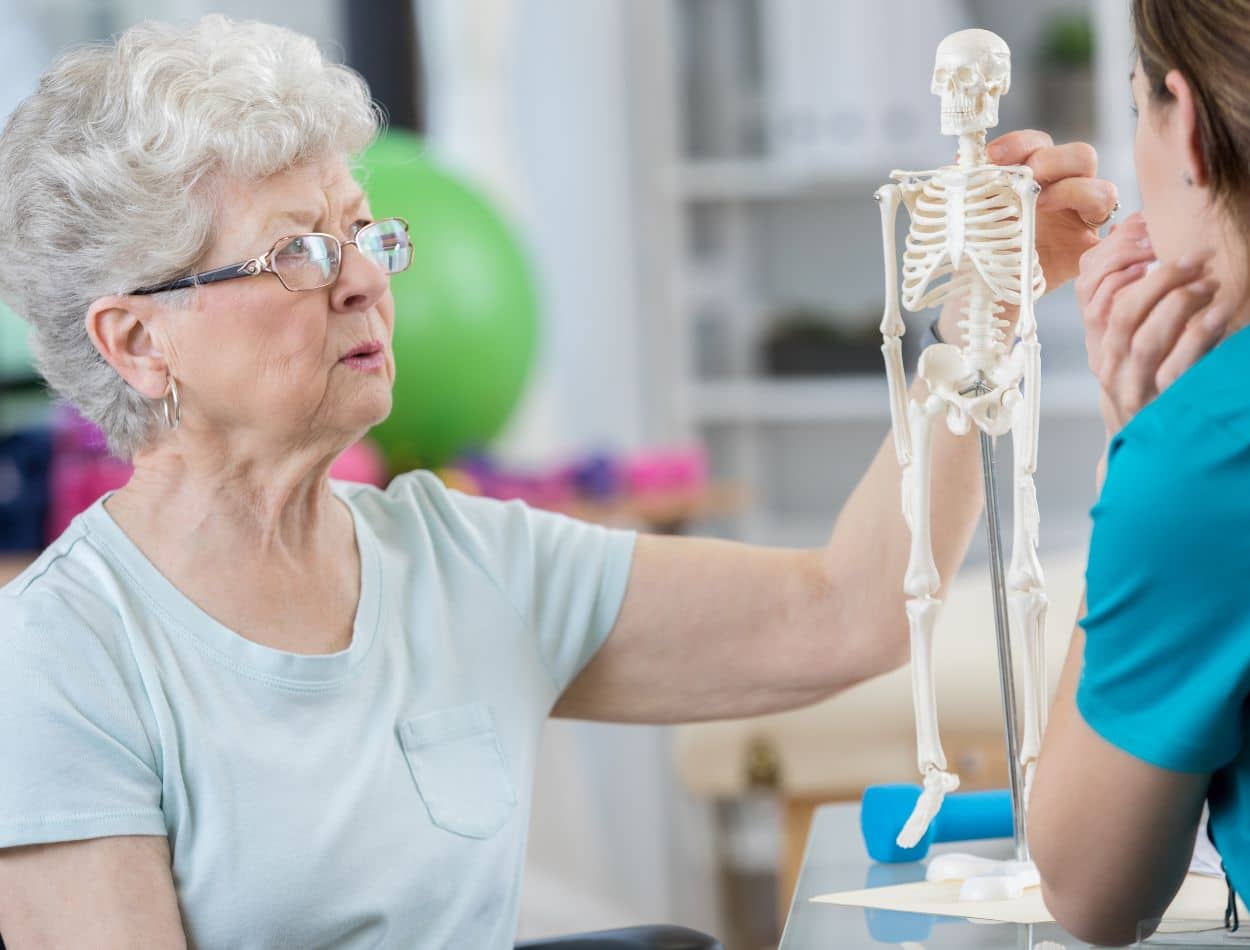 O que causa osteoporose? Saiba o que fazer para deter o avanço dessa doença 1 melher com receio de ter osteoporose.