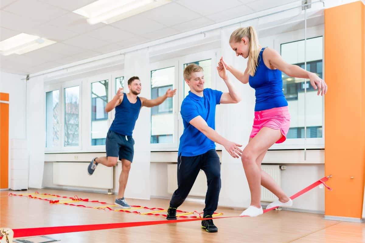 Você sabe o que é Slackline? Aprenda como iniciar essa prática de atividade física divertida 1 aprender slackline na academia