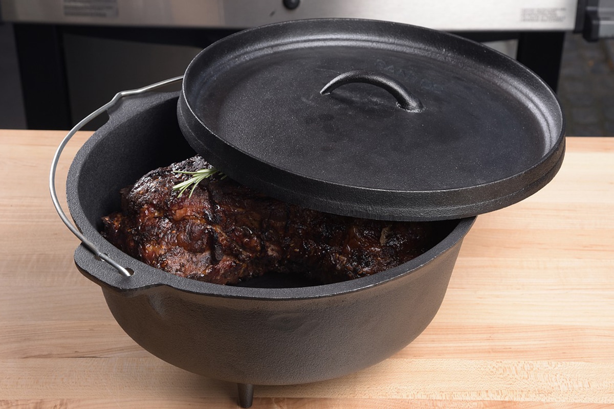 Você sabe se é seguro deixar a comida dentro de uma panela de ferro? Veja o que descobrimos! 1 panela de ferro cheia de comida