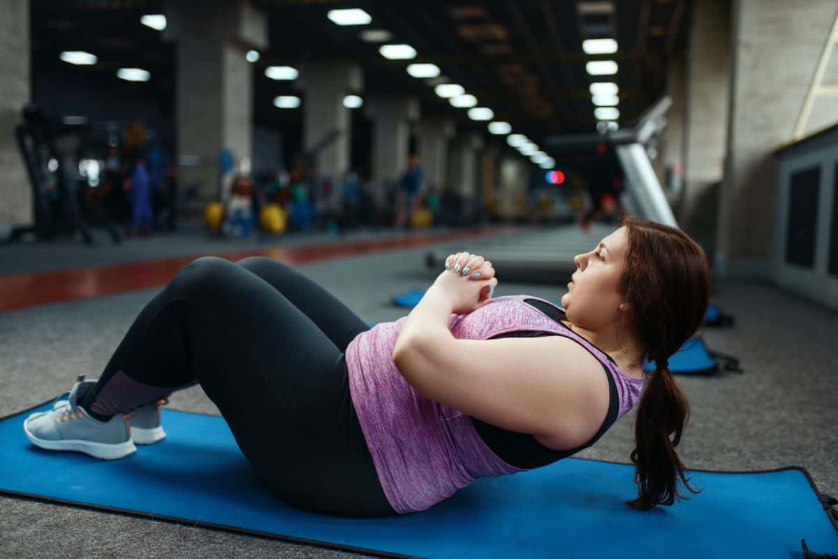 Mulheres com sobrepeso: confiram 05 práticas de atividades físicas fáceis de fazer 1 abdominais como práticas de atividades físicas
