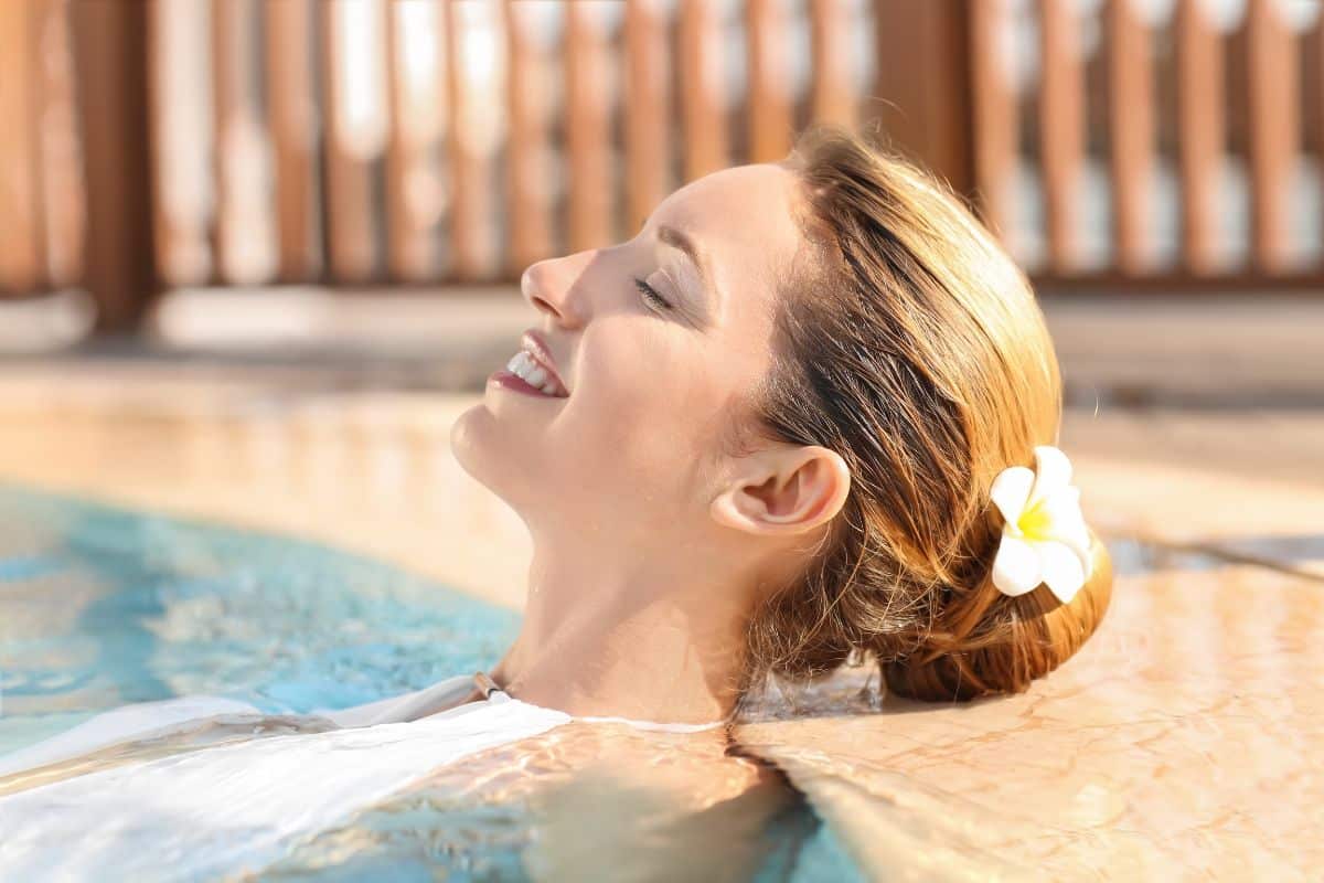 Proteja os cabelos do cloro da piscina com 10 dicas simples e eficientes 1 proteger os cabelos loiros