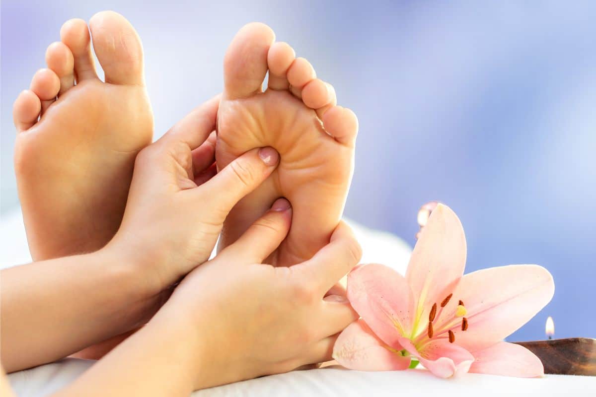 Reflexologia Podal: para que serve? Veja 7 benefícios para seu bem-estar 1 massagem nos pés com reflexologia podal