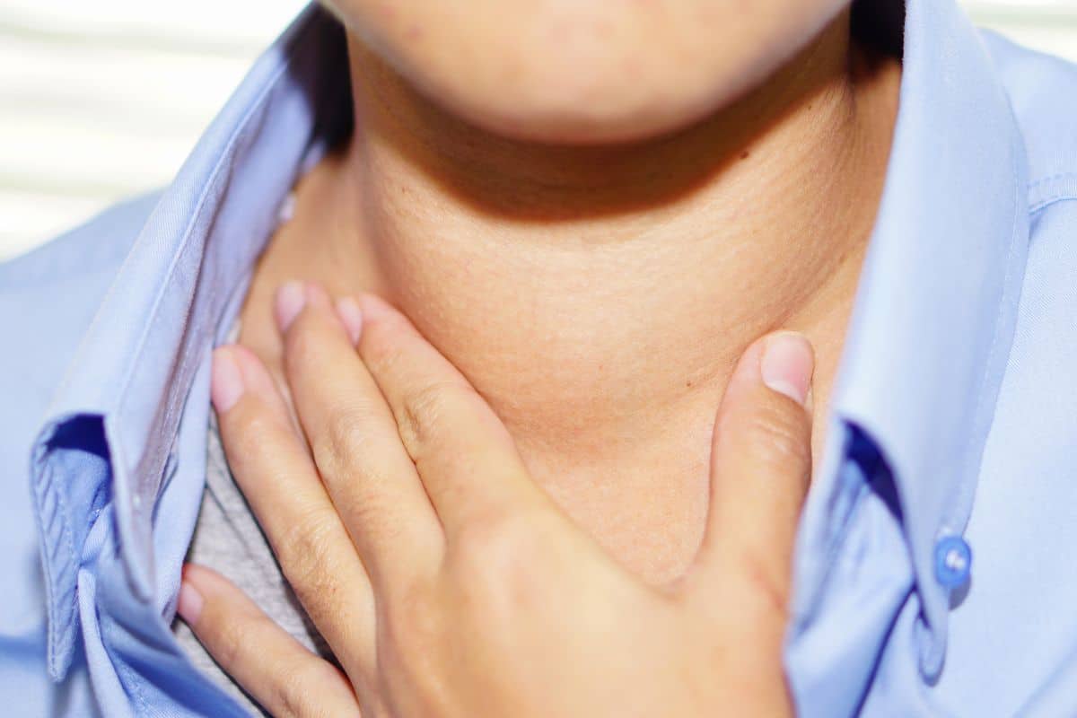 Quais os sintomas de problemas na tireoide? Saiba como o corpo alerta e aja rápido 3 inchaço no pescoço sintomas de problemas na tireoide