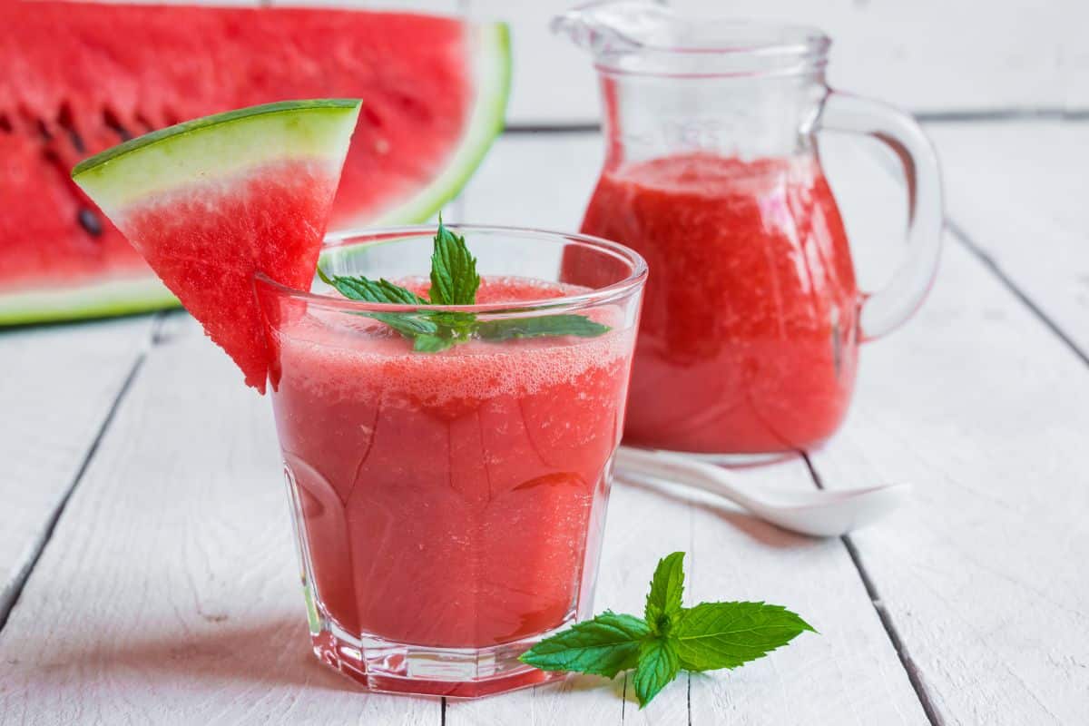 03 sucos de frutas menos calóricos para você se hidratar após a atividade física; saiba como preparar 2 sucos de melancia são menos calóricos