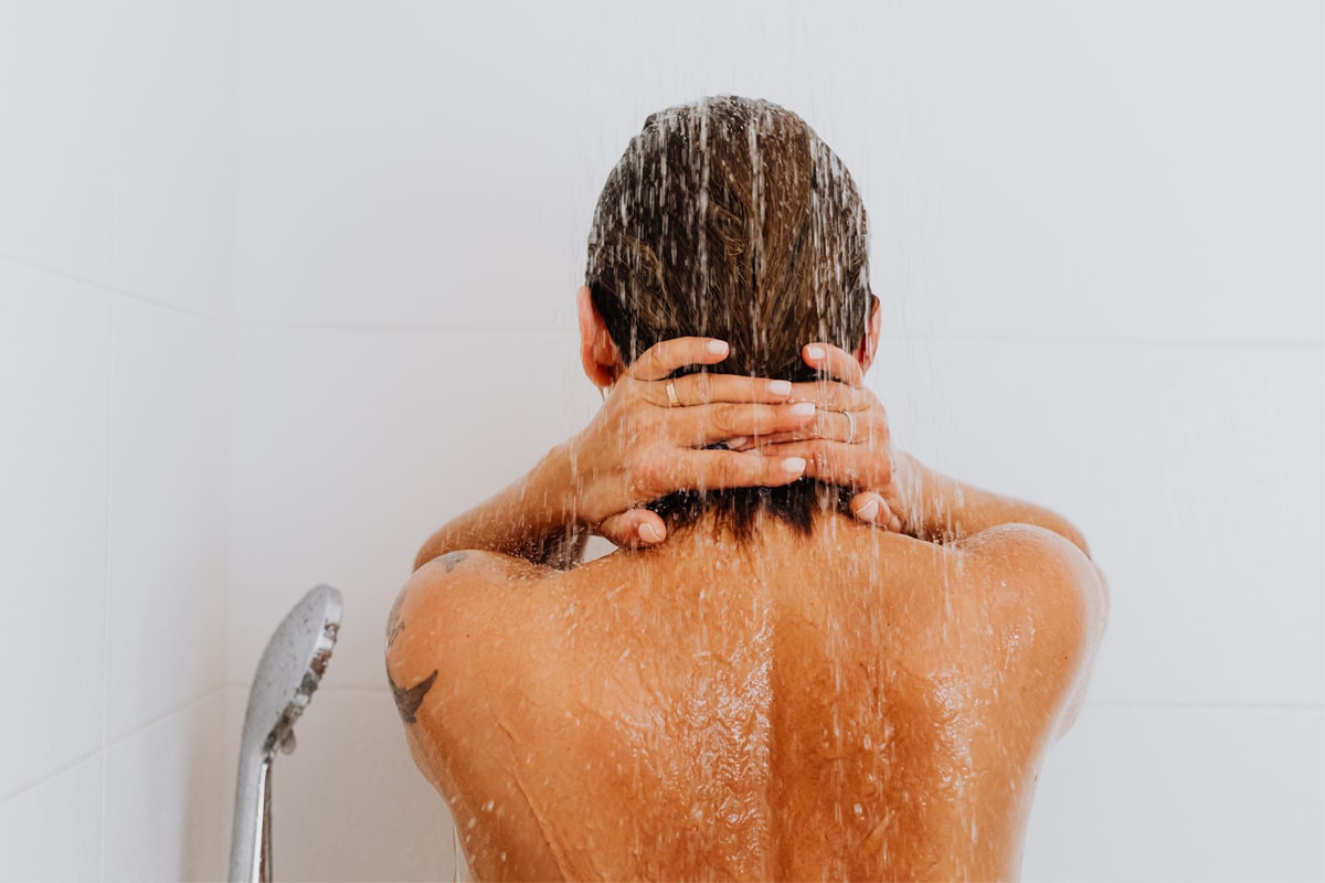 É melhor tomar banho quente ou frio? O que é mais saudável? Veja a comparação 1 tomar banho de chuveiro