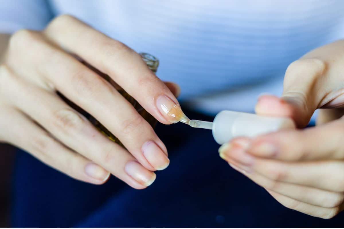 Por que a unha fica amarelada após o uso do esmalte? Entenda os riscos e como tratar 1 uso do esmalte deixa unha amarelada