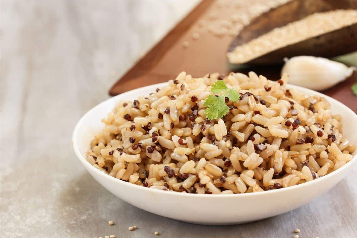 Como deixar o arroz integral mais gostoso e nutritivo? Veja 03 opções imperdíveis 2 arroz integral com sementes