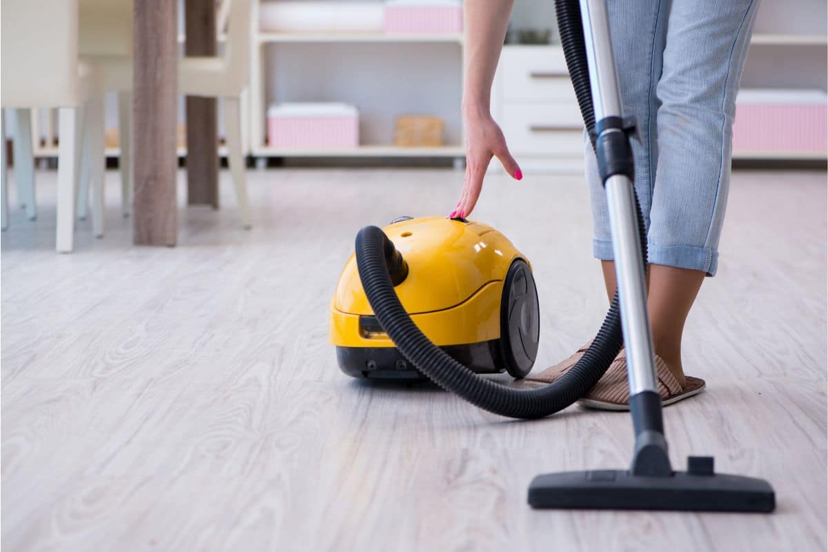 5 cuidados essenciais ao utilizar aspirador de pó em casa 1 usar aspirador de pó