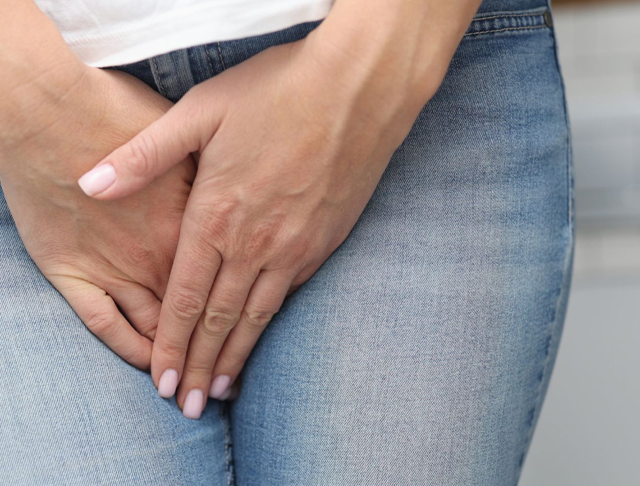 Conheça atividades físicas para tratar incontinência urinária de maneira segura 1 mulher com incontinência urinária.