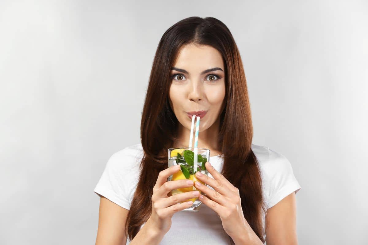 Benefícios da água com limão: será que emagrece? Veja como fazer e para que serve 2 beber água com limão