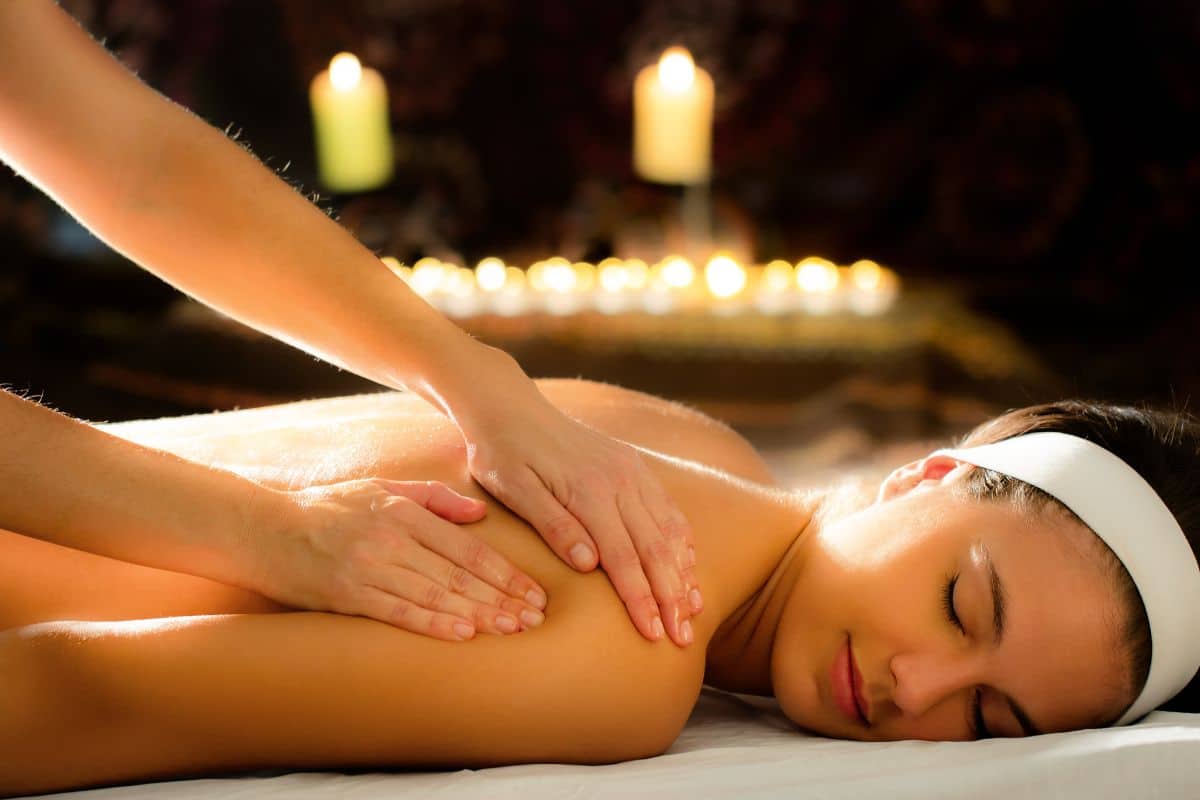 Ayurveda: O que é e quais são os principais benefícios? Veja e se surpreenda 1 massagens benefícios da ayurveda