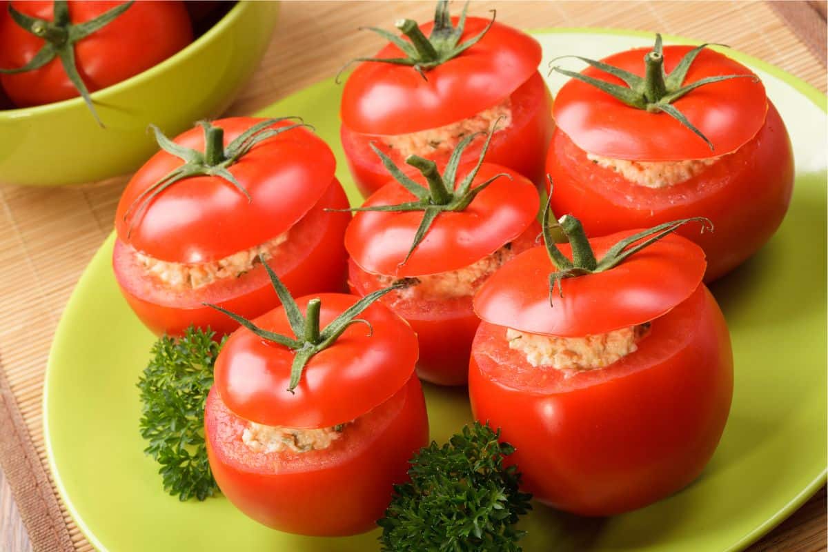 Benefícios do tomate: 15 vantagens para inserir na sua dieta (com receitas saudáveis) 3 benefícios do tomate recheado