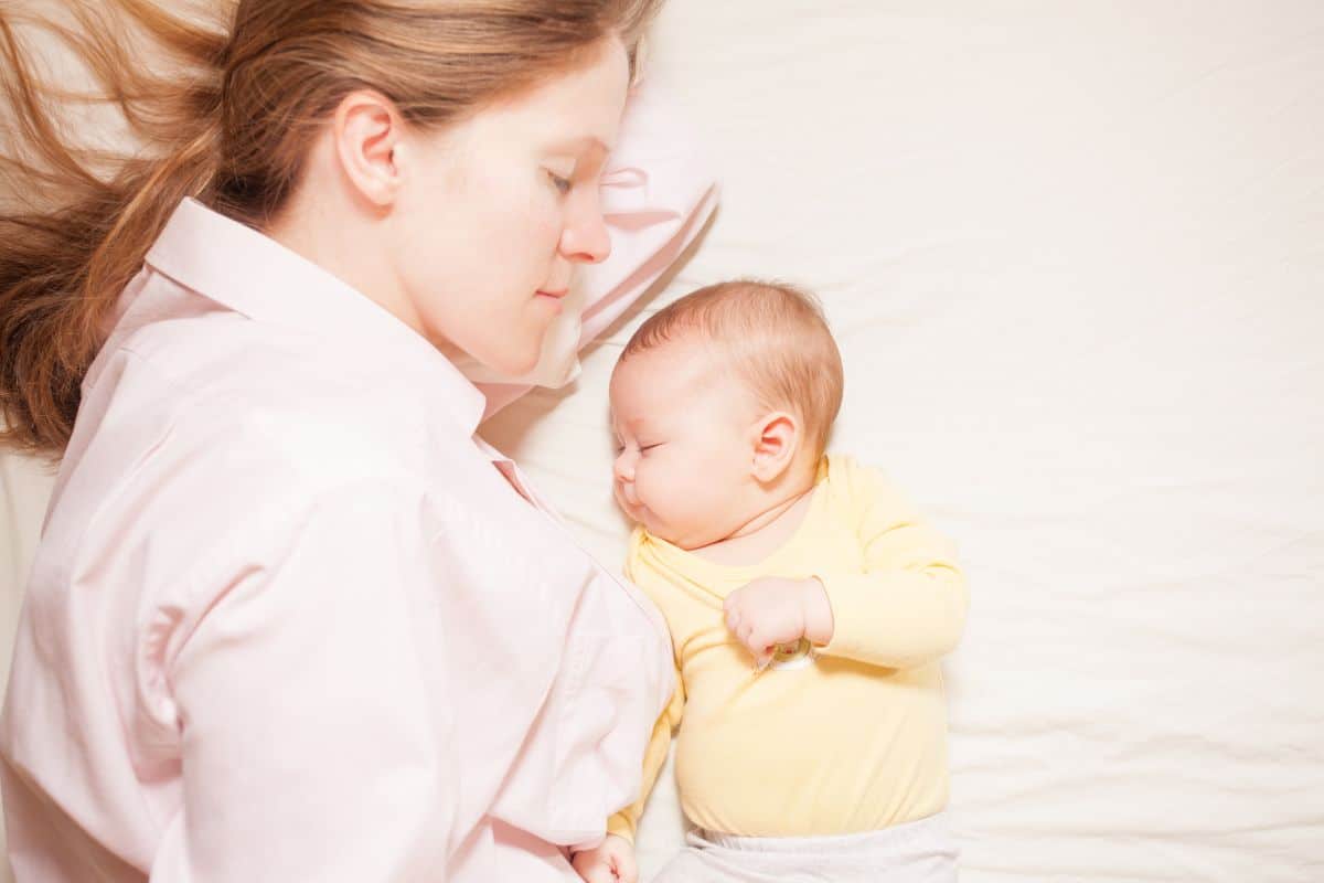 Co-sleeping é bom ou ruim para a saúde dos bebês? Entenda os limites da prática 1 co-sleeping de mãe com bebe na cama