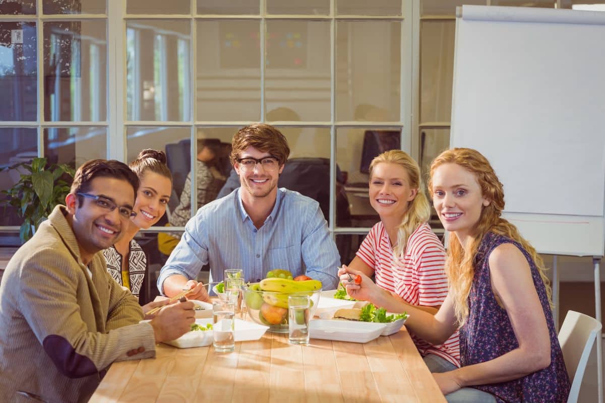 Comer bebendo água faz mal? Engorda mais? Descubra os efeitos desse hábito 1 comer bebendo água no almoço